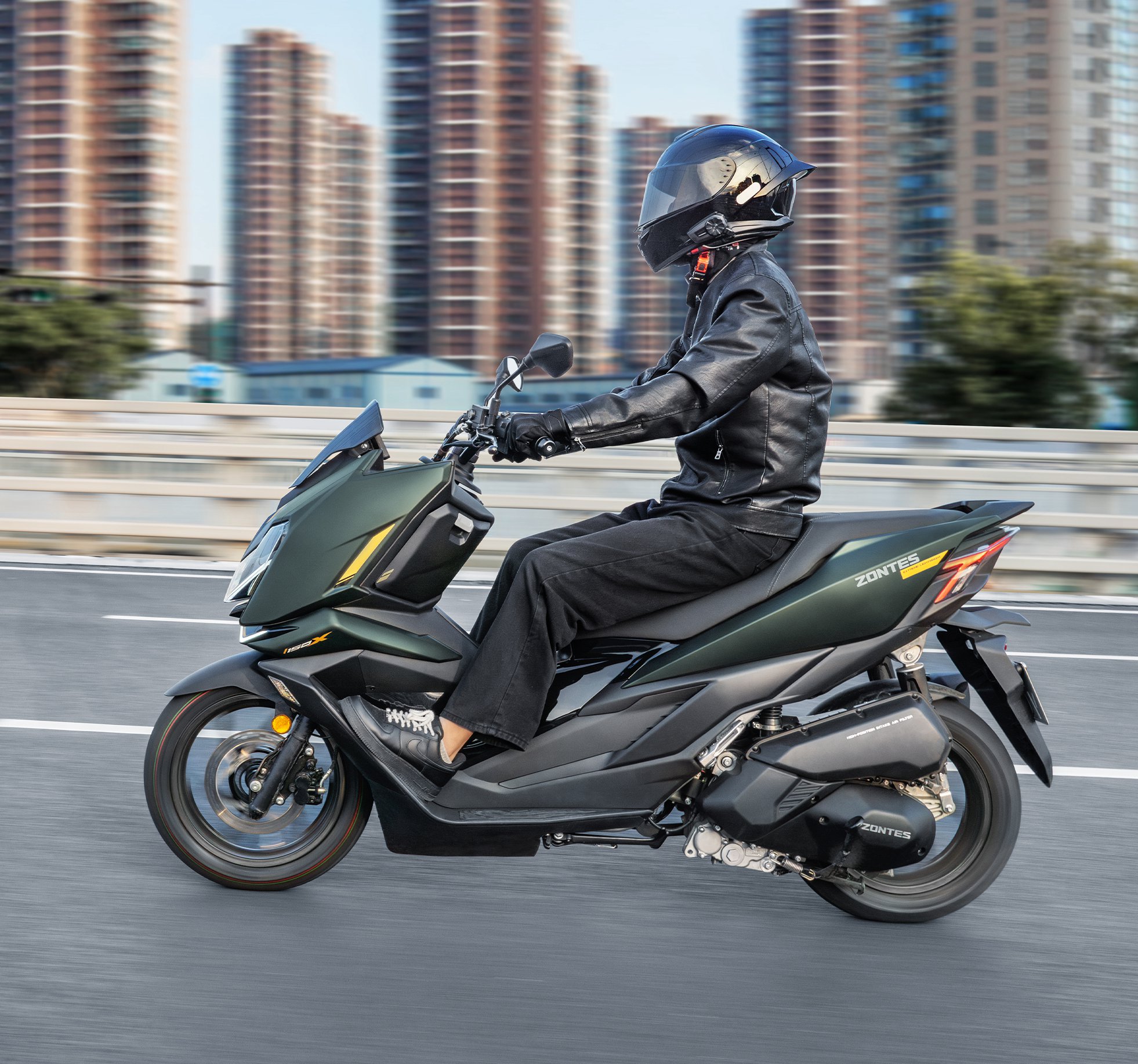 Zontes ZT150X chasis de aluminio en ciudad